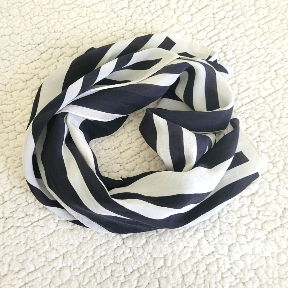 ☆ Anne Klein Black and White Geometric Design Scarf